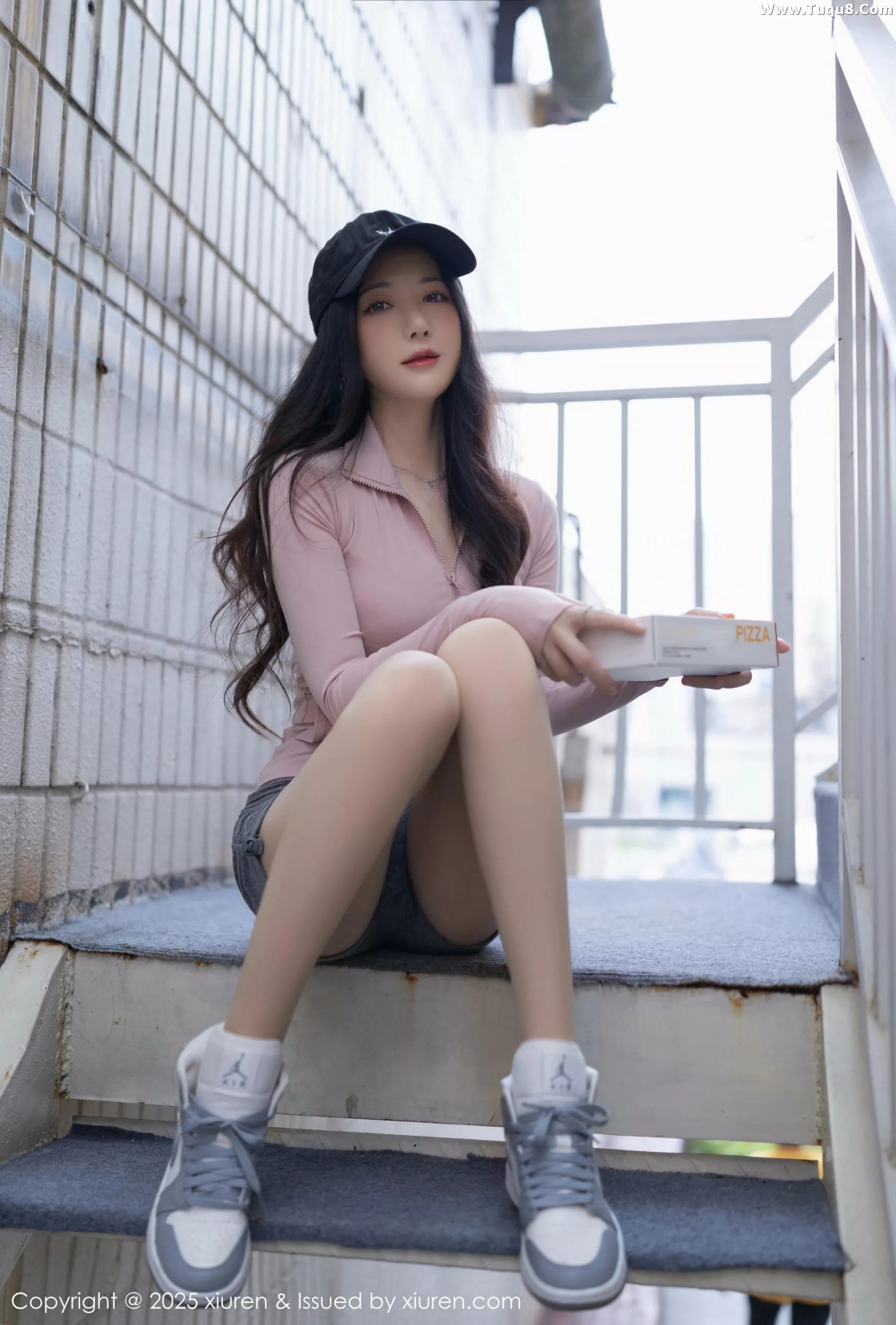 鱼子酱Fish粉色上衣配灰短裙露灰色内衣秀曼妙身材绝美写真72P 5
