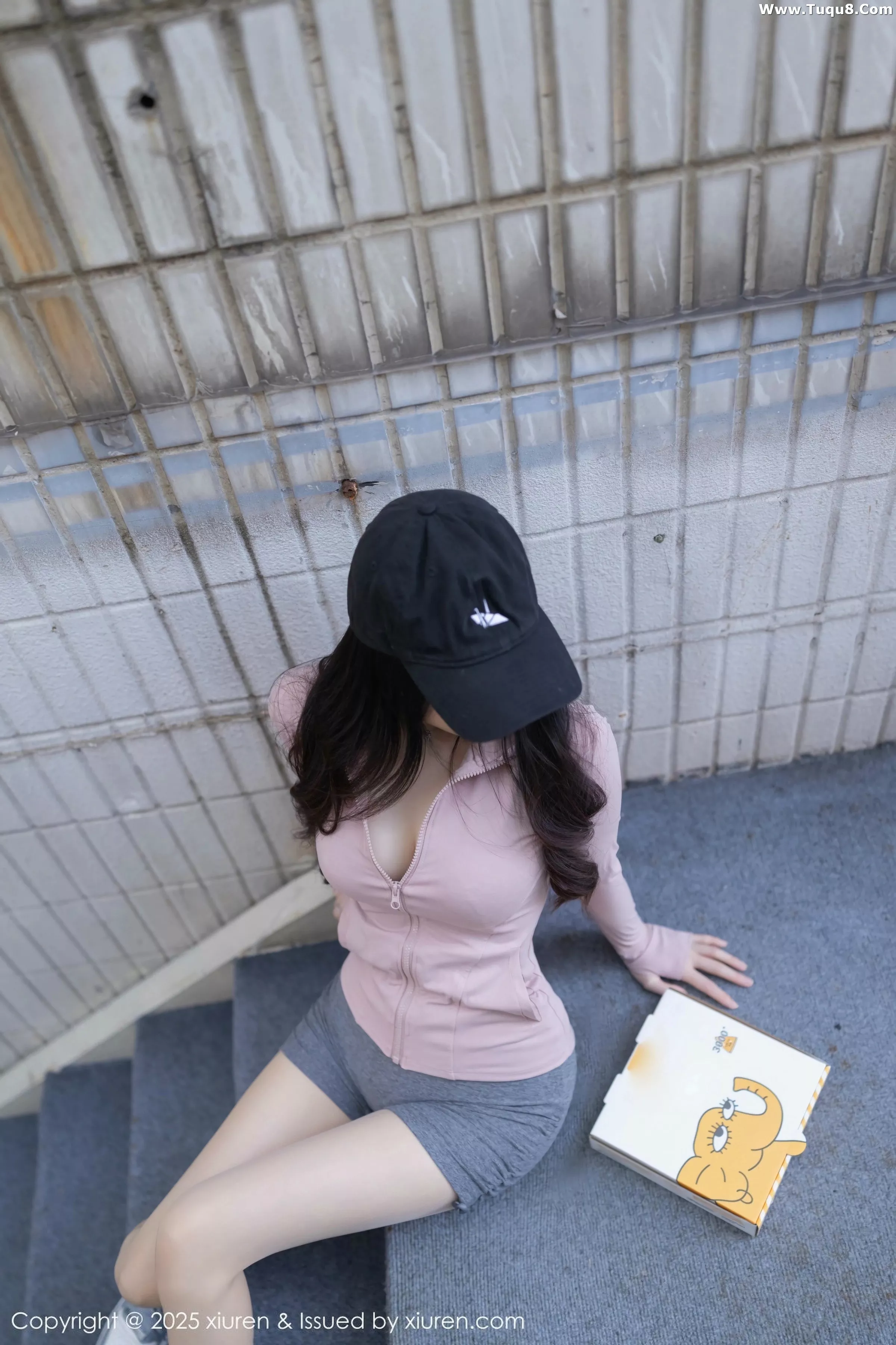 鱼子酱Fish粉色上衣配灰短裙露灰色内衣秀曼妙身材绝美写真72P 6