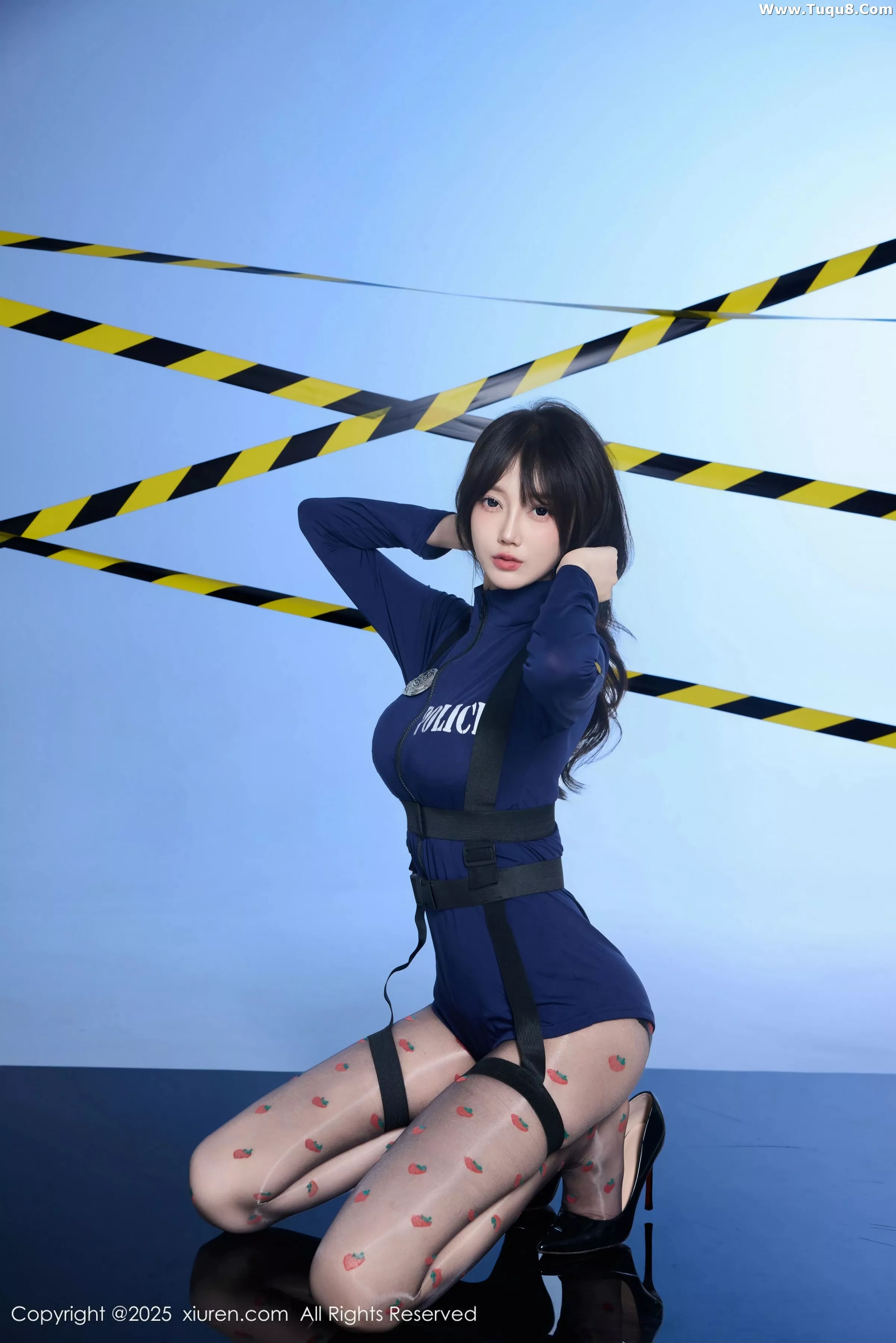 玥儿玥er性感制服配草莓黑丝+胶带裹身秀曼妙身姿绝美写真68P