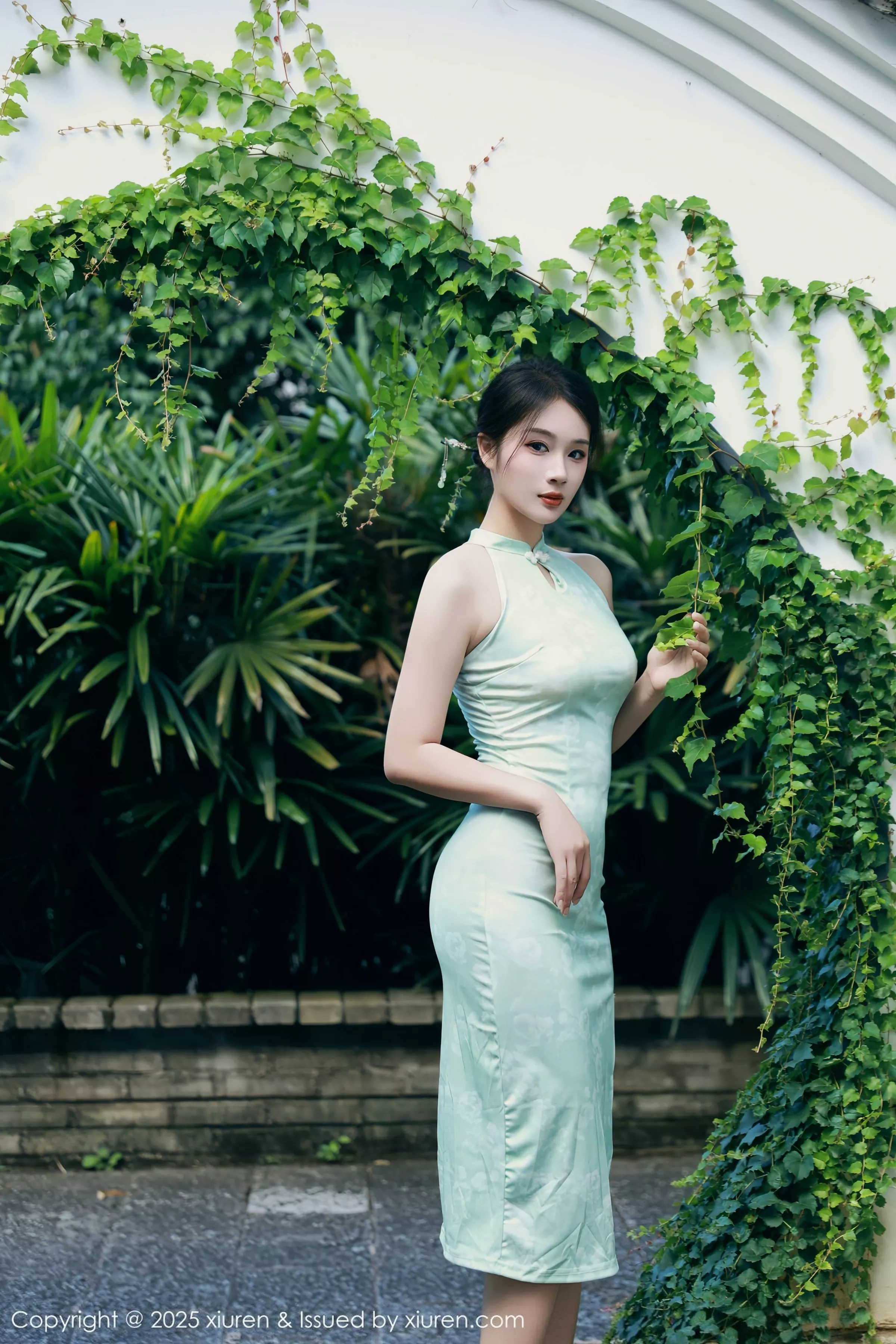南乔性感浅绿色旗袍服饰配超薄无内肉丝秀完美身材绝美写真84P 2