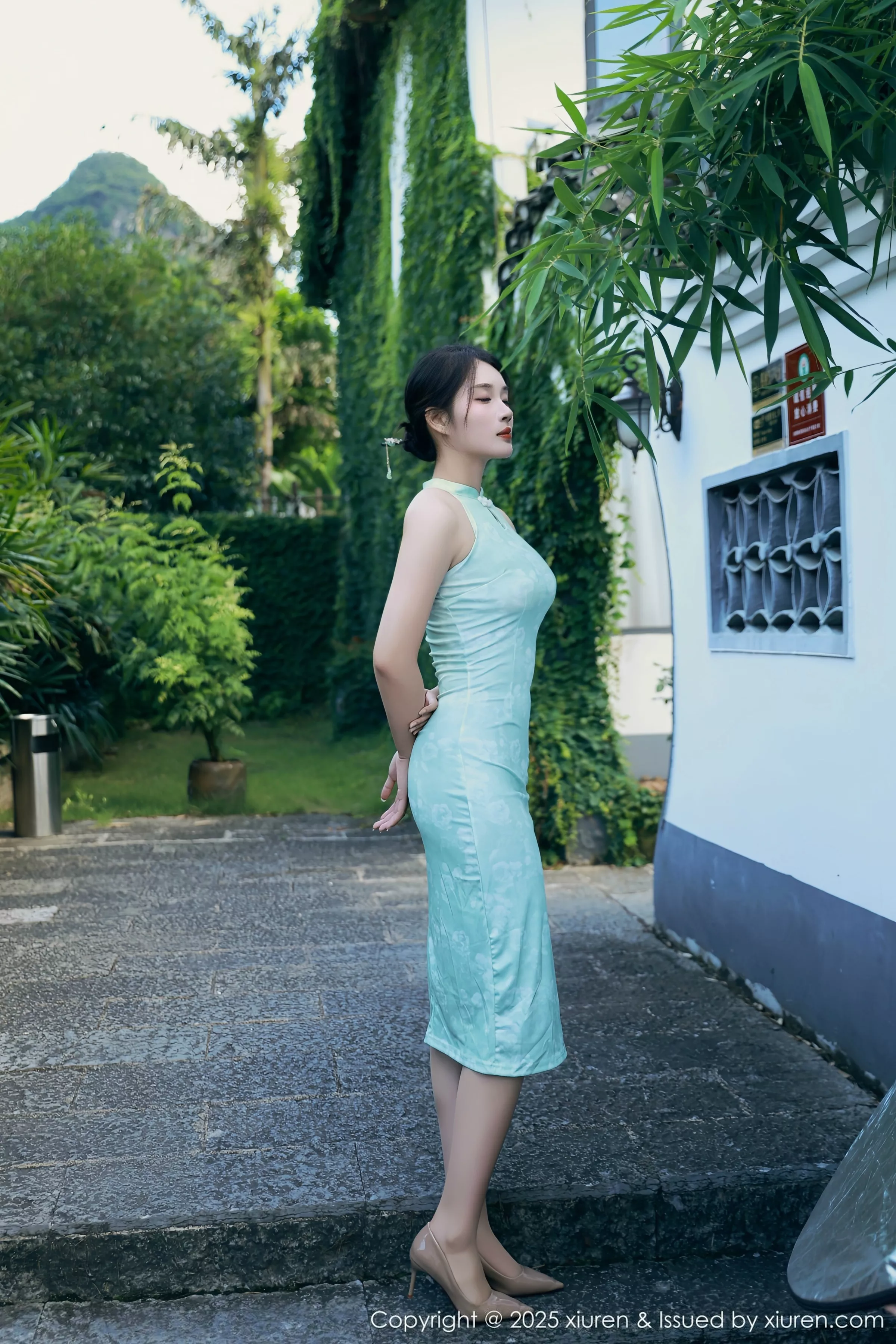 南乔性感浅绿色旗袍服饰配超薄无内肉丝秀完美身材绝美写真84P 3