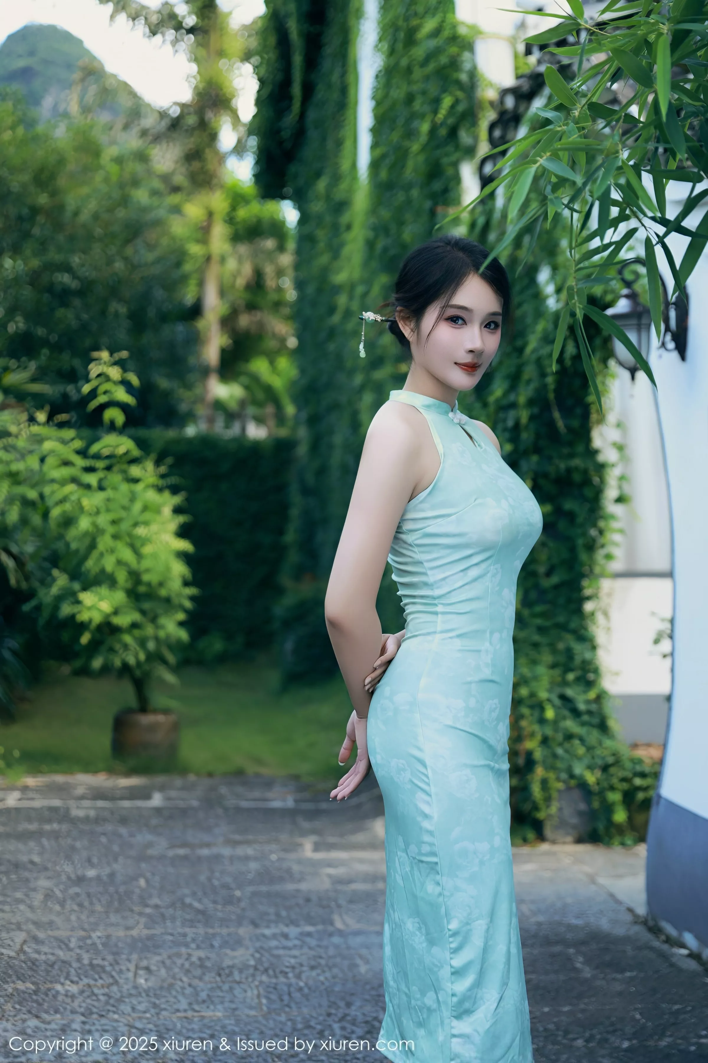 南乔性感浅绿色旗袍服饰配超薄无内肉丝秀完美身材绝美写真84P 4