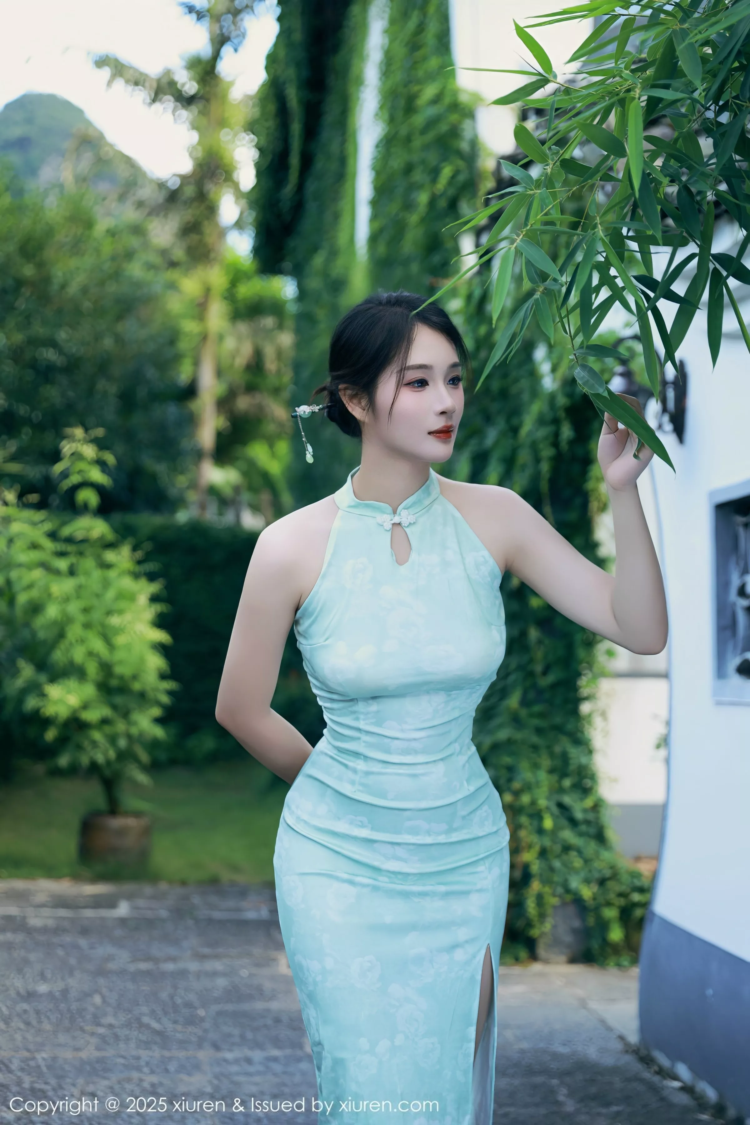 南乔性感浅绿色旗袍服饰配超薄无内肉丝秀完美身材绝美写真84P 5