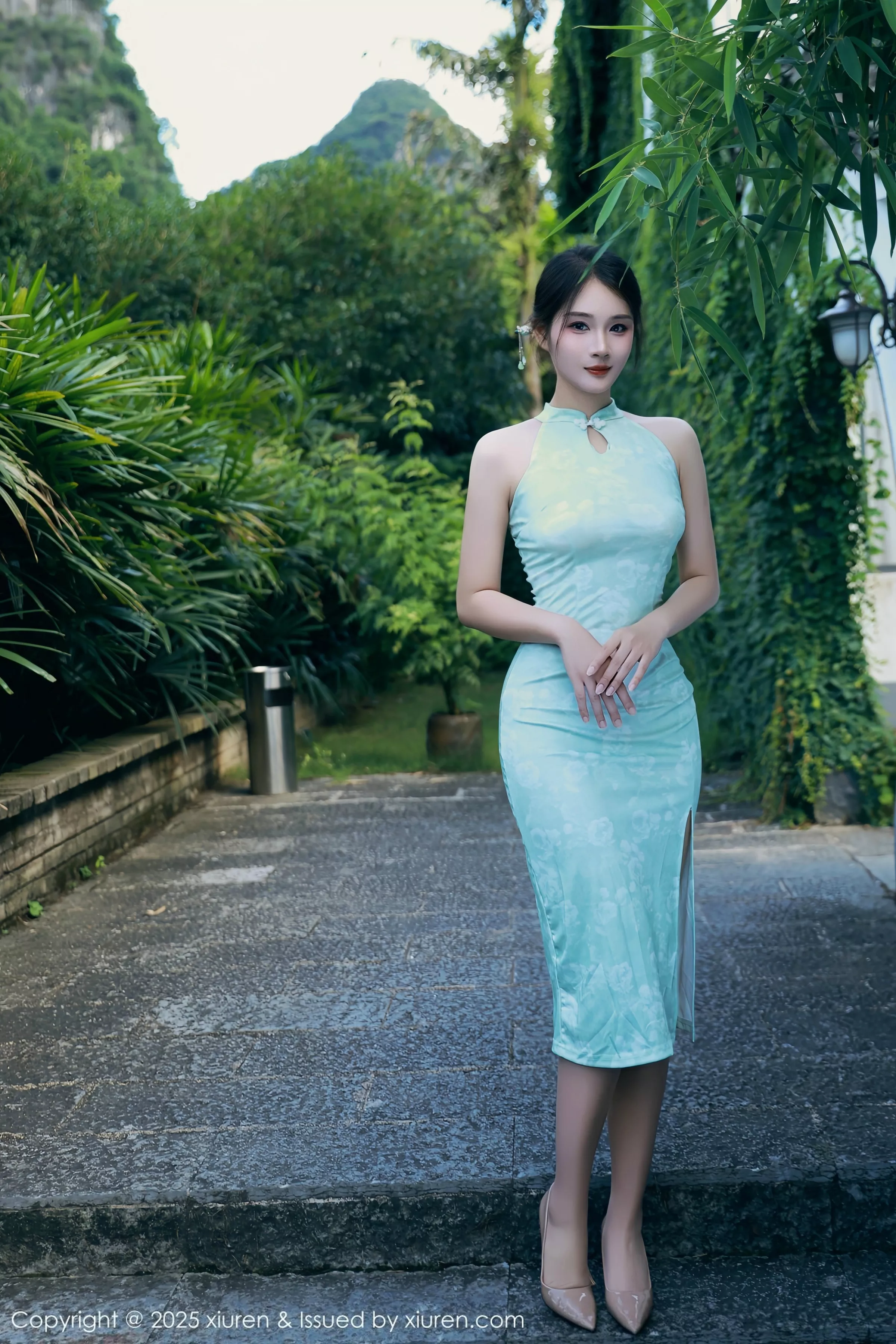 南乔性感浅绿色旗袍服饰配超薄无内肉丝秀完美身材绝美写真84P 6