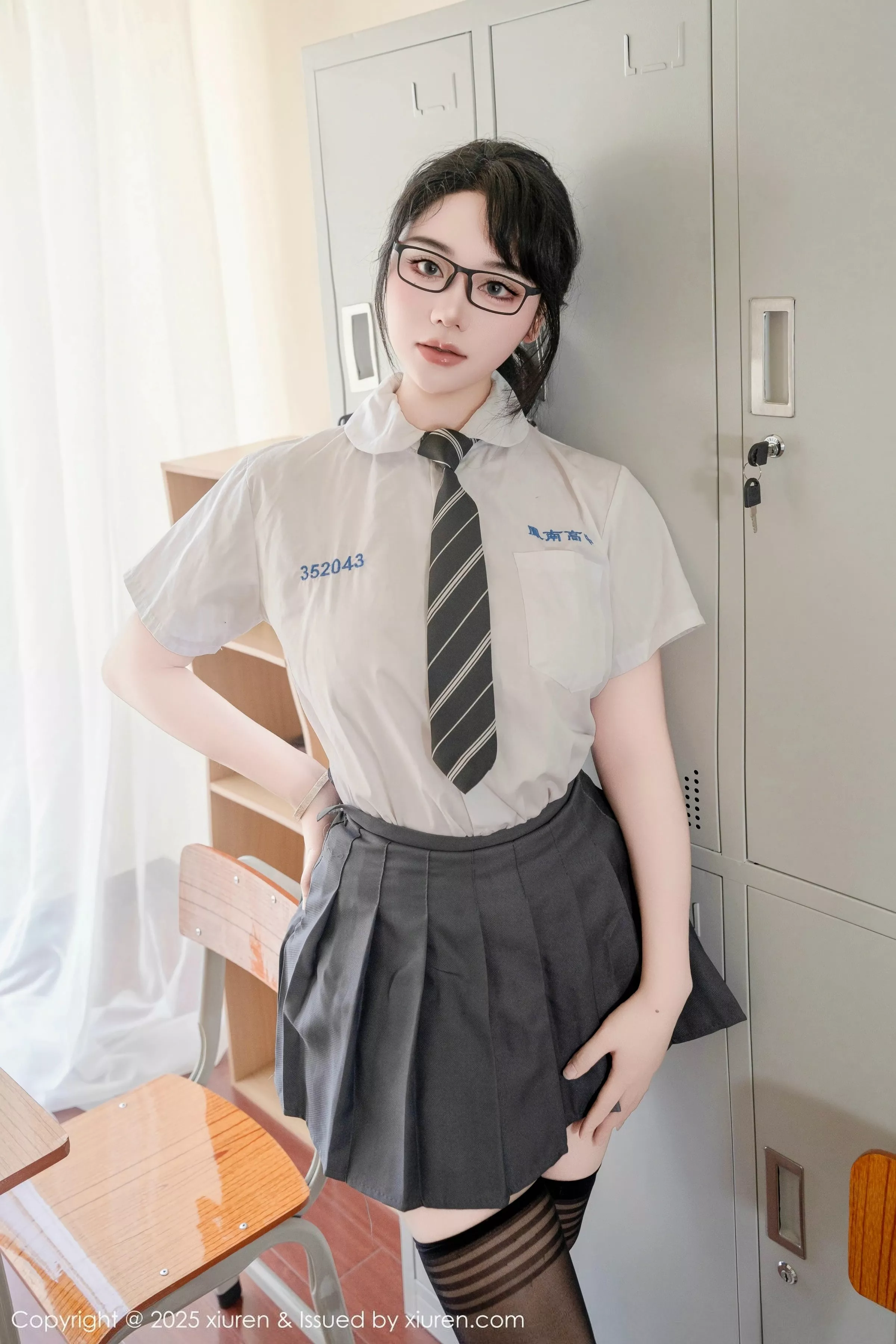 汐汐爱吃草莓性感学妹服饰配黑色丝袜秀丰满身材绝美写真77P 6