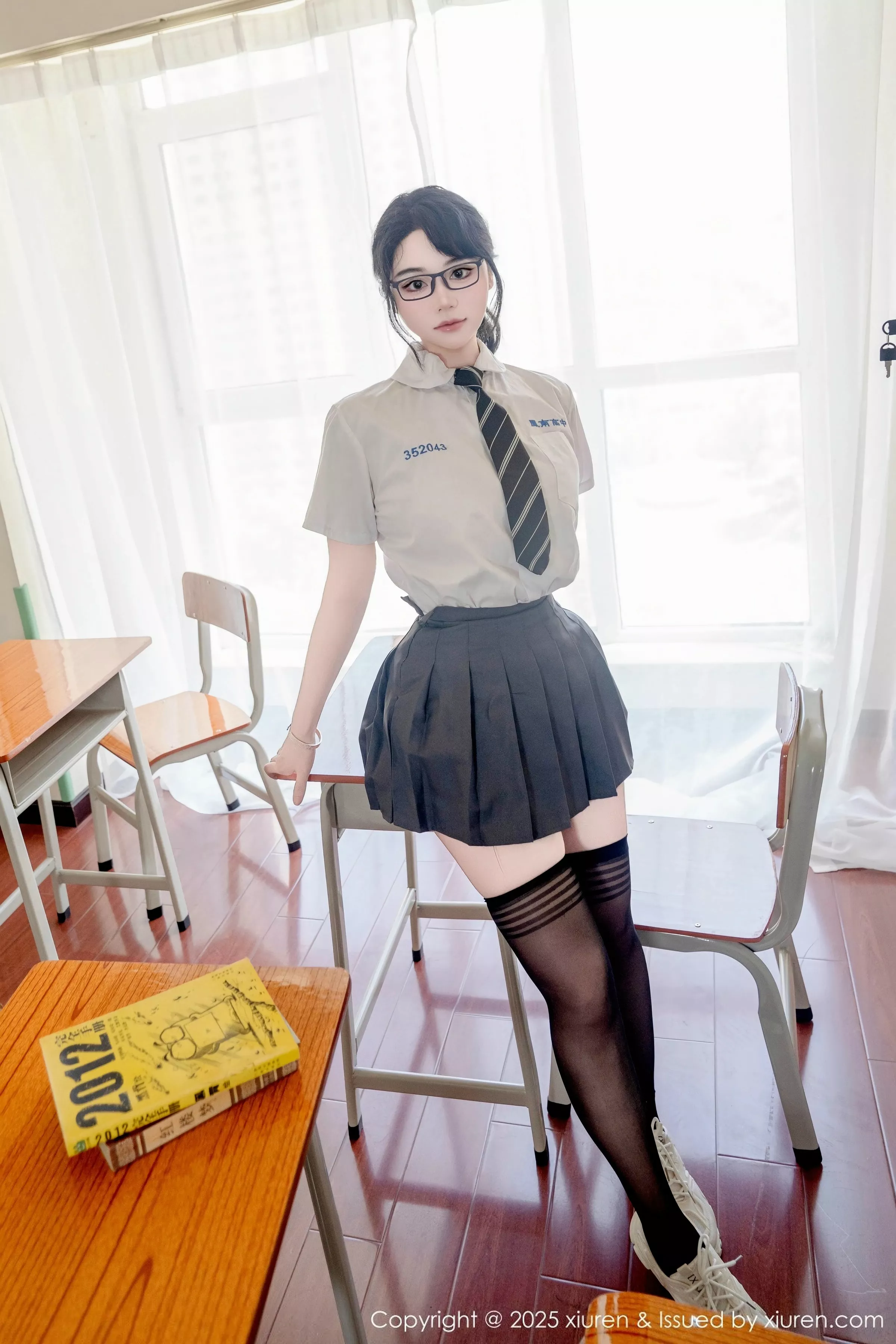 汐汐爱吃草莓性感学妹服饰配黑色丝袜秀丰满身材绝美写真77P 7