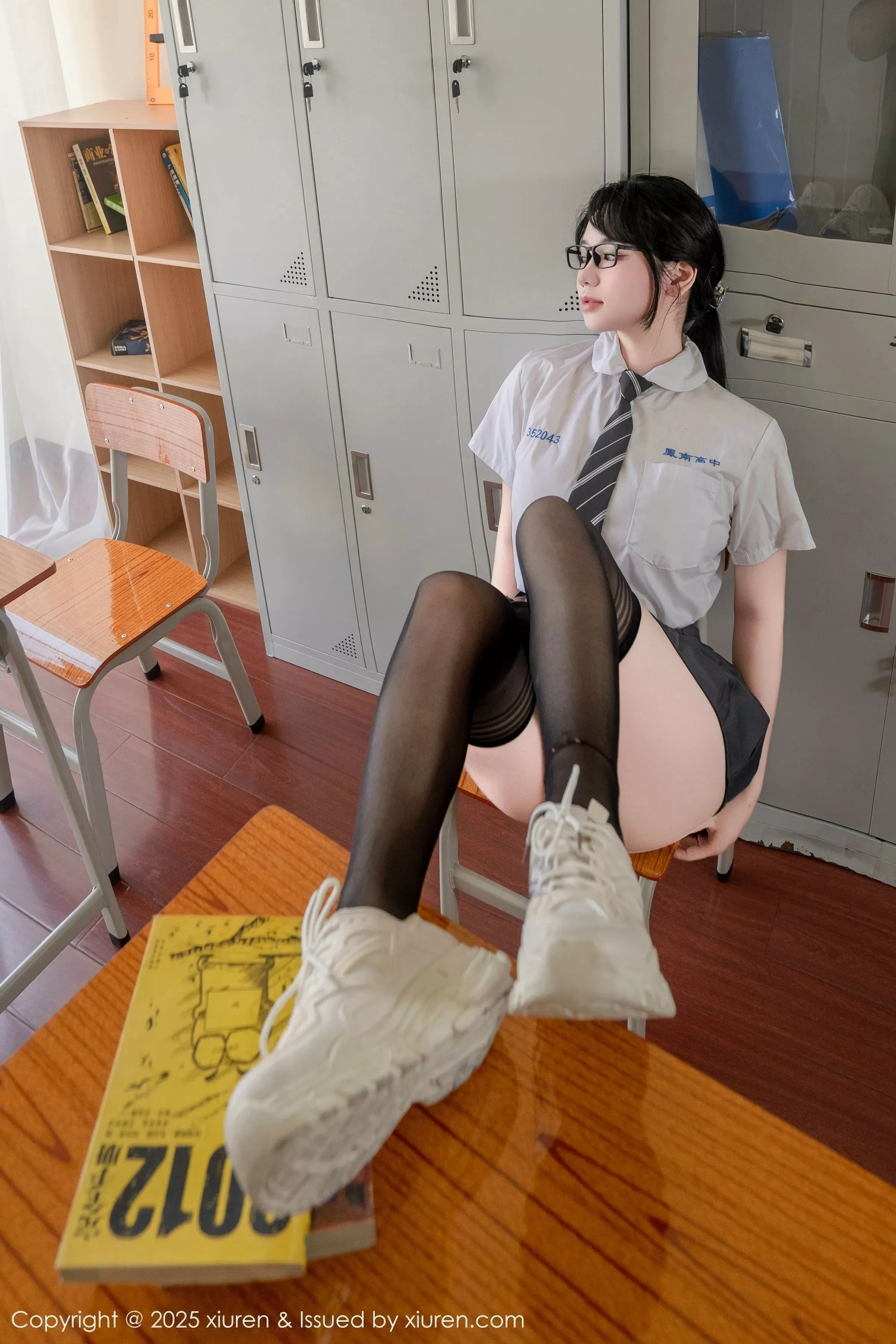汐汐爱吃草莓性感学妹服饰配黑色丝袜秀丰满身材绝美写真77P 8