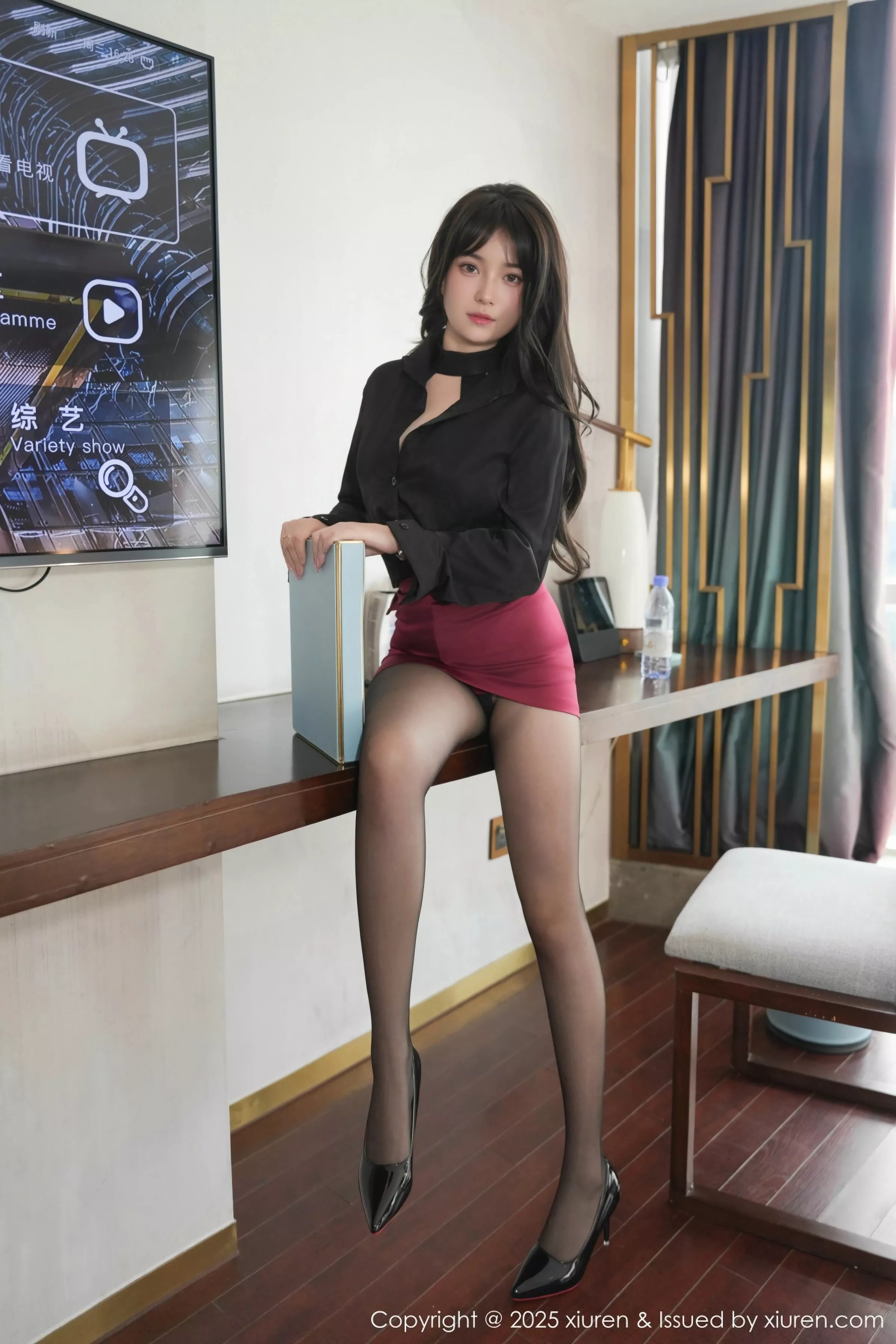 软情性感黑色制服配红色短裙露超薄黑丝秀曼妙身姿绝美写真66P 7