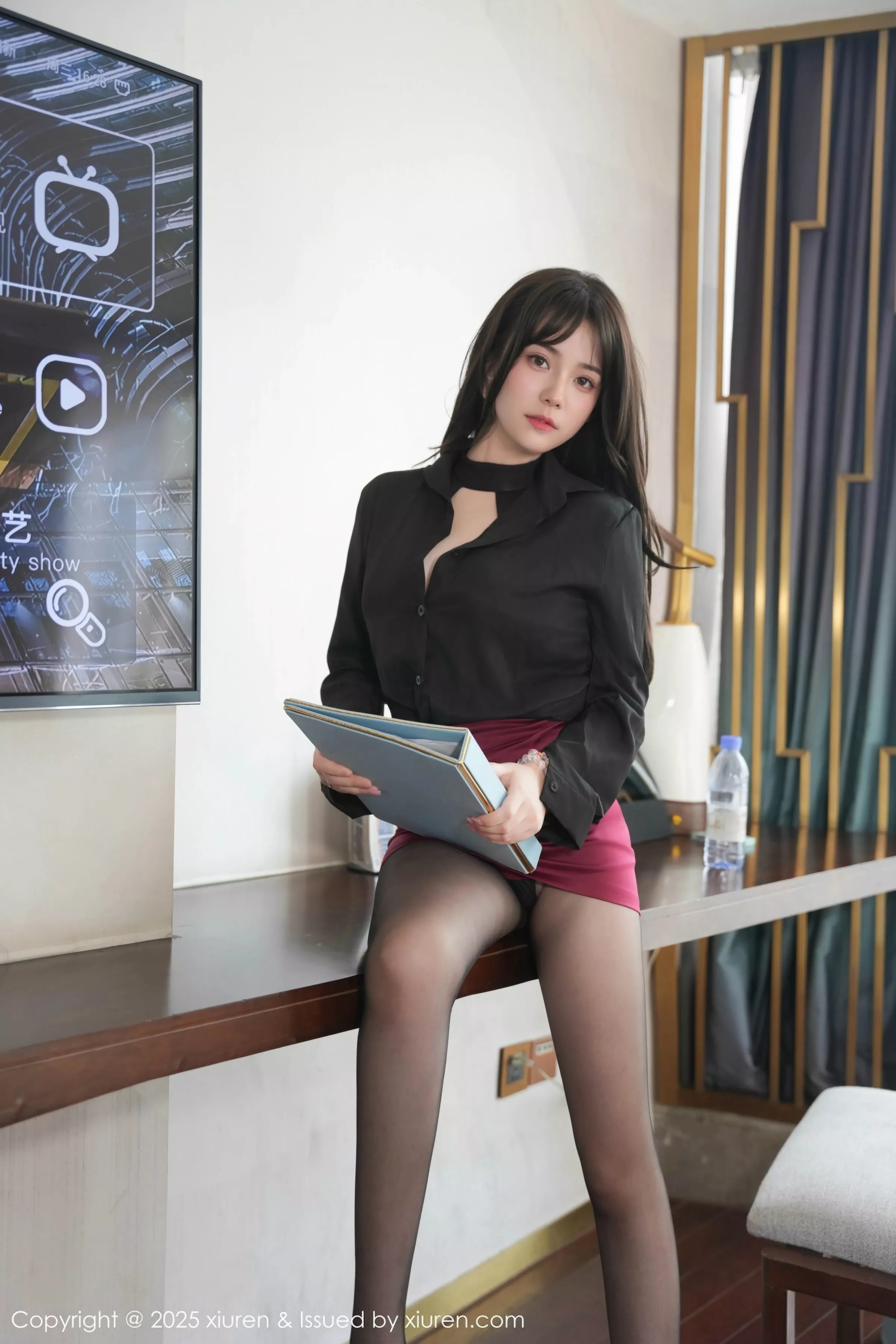 软情性感黑色制服配红色短裙露超薄黑丝秀曼妙身姿绝美写真66P 8