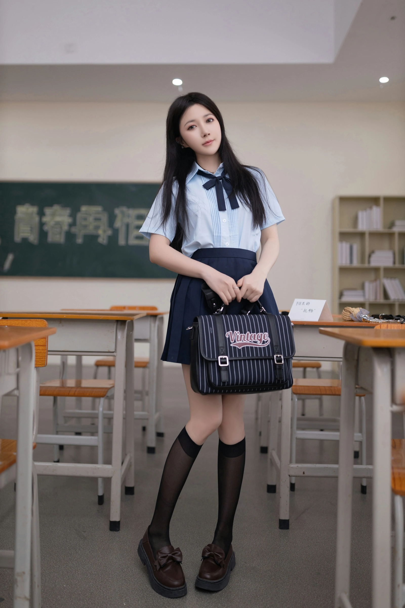 [秀人付费] 鱼子酱Fish 诱人私拍福利 班长的礼物127P
