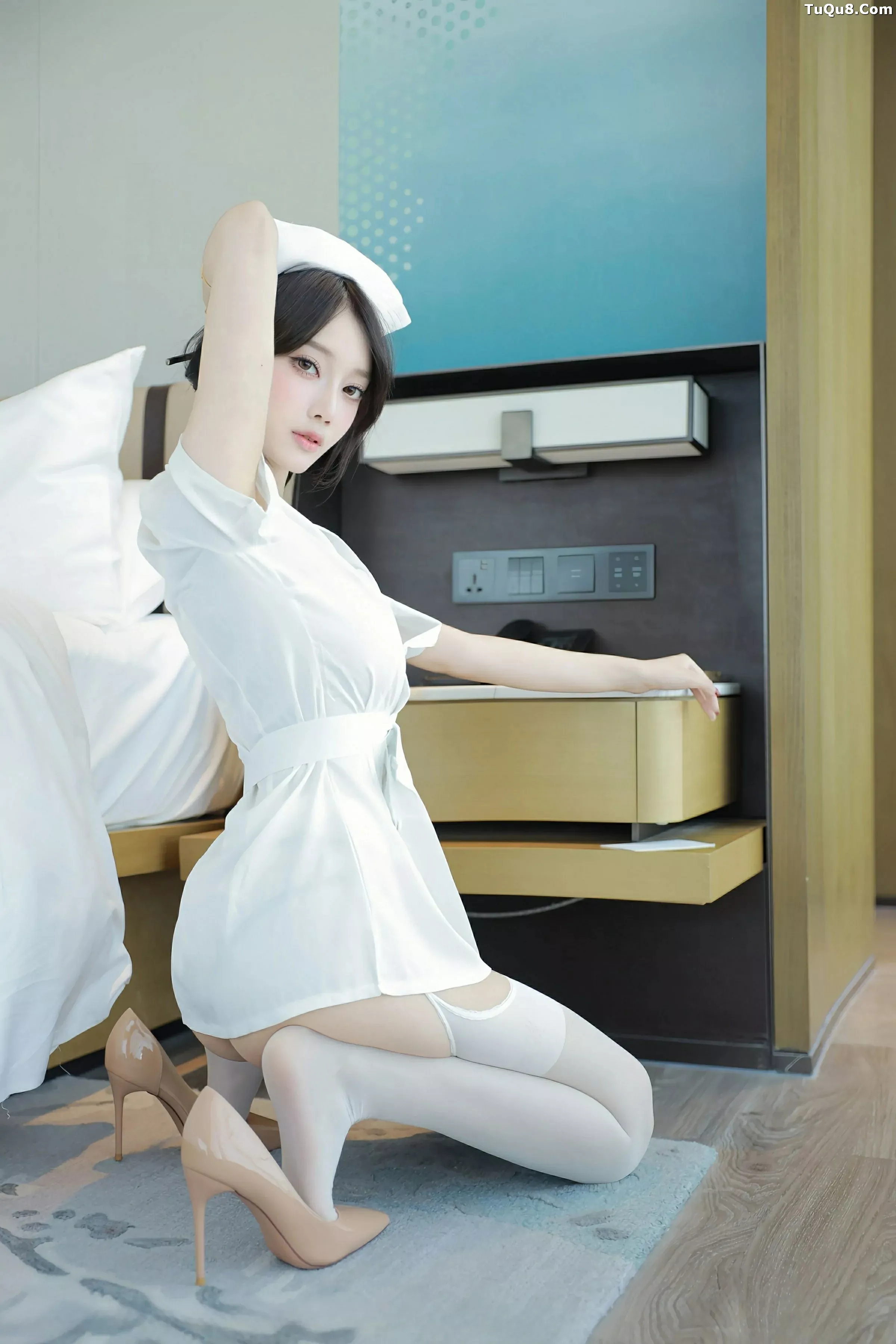 Yue'er Yue'er sexy white nurse uniform with white stockings, showcasing a graceful figure, exquisite photoshoots 62P 2