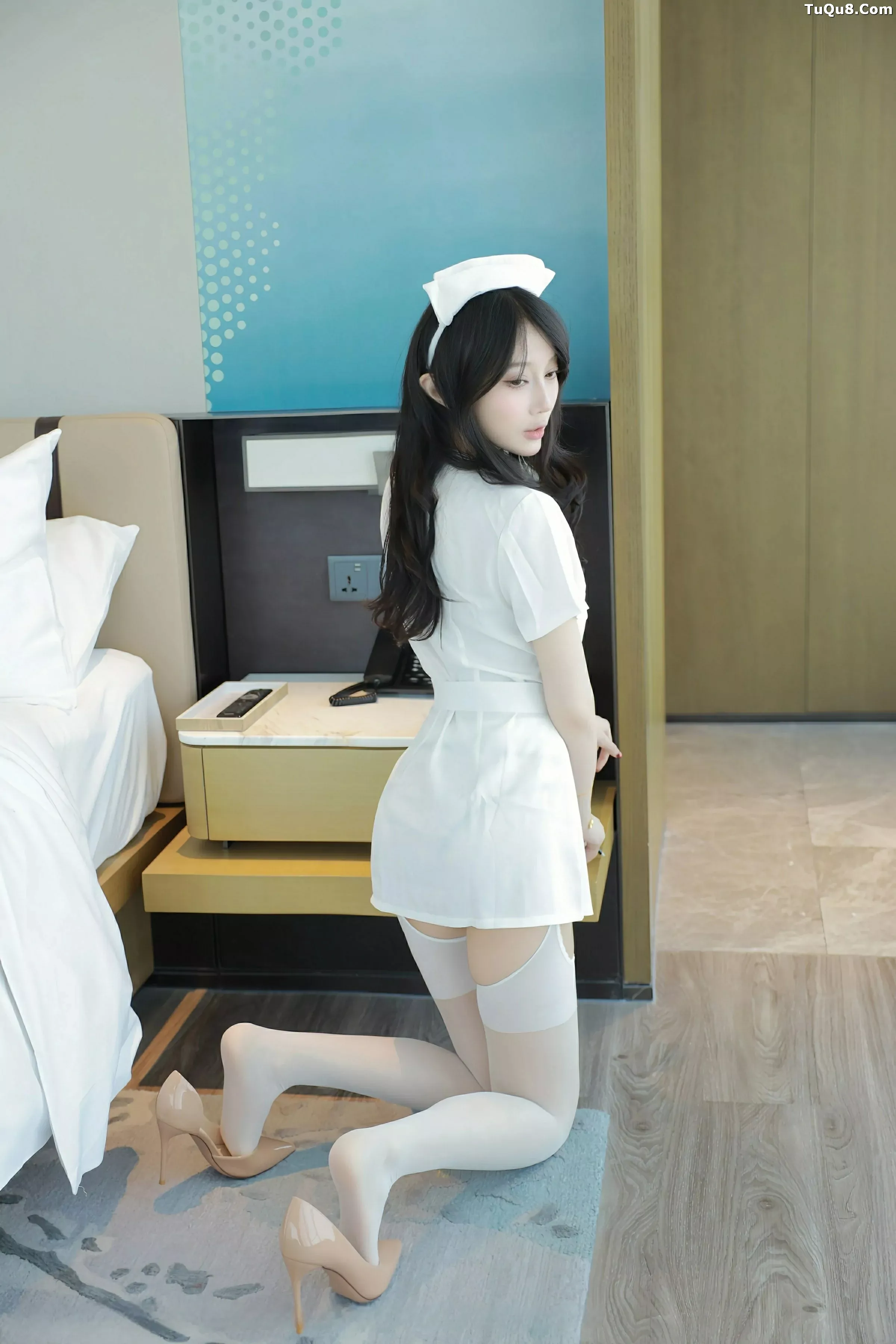 Yue'er Yue'er sexy white nurse uniform with white stockings, showcasing a graceful figure, exquisite photoshoots 62P 7