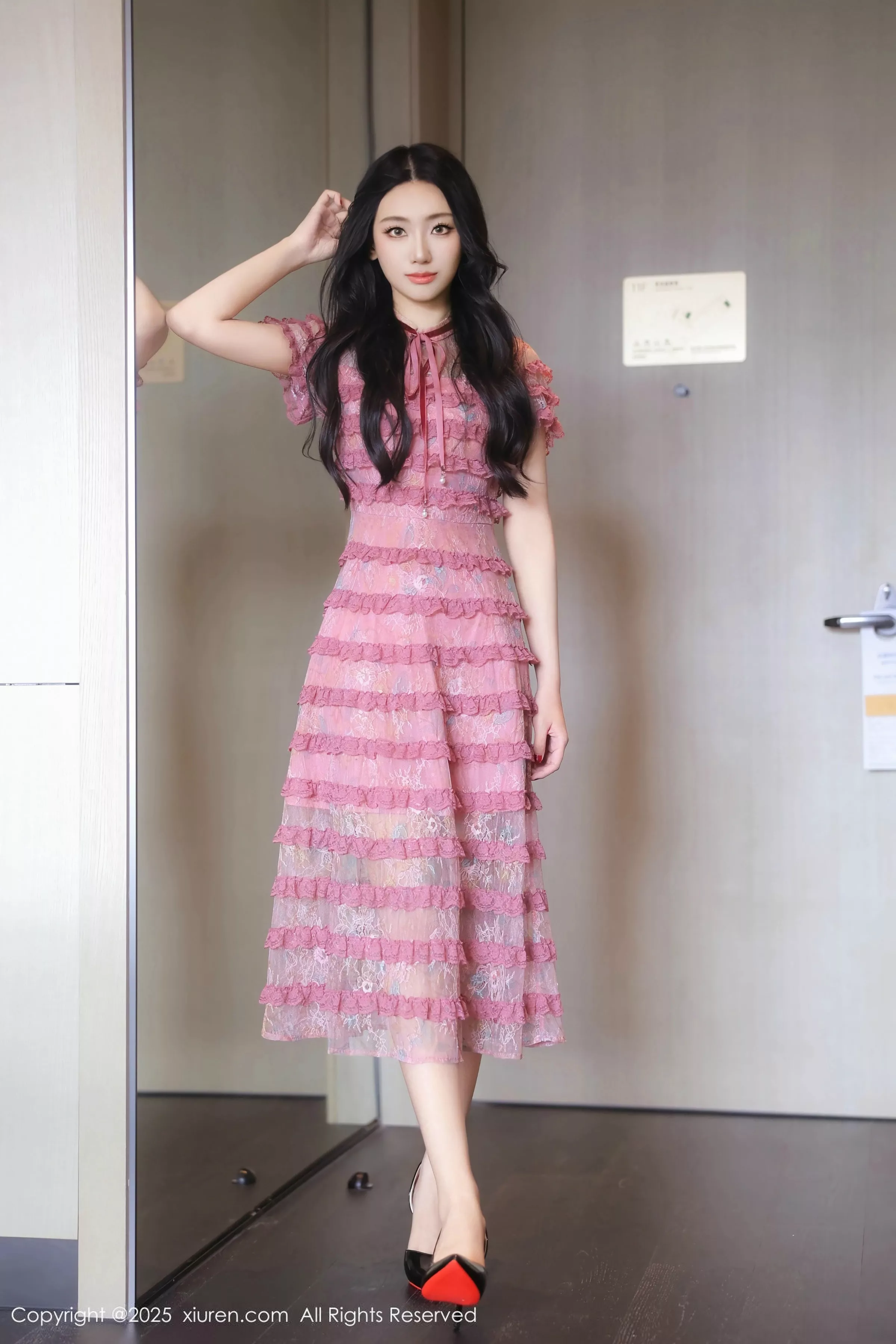 桑宁性感紫色连衣短裙露白色内衣配超薄黑丝秀美腿绝美写真77P