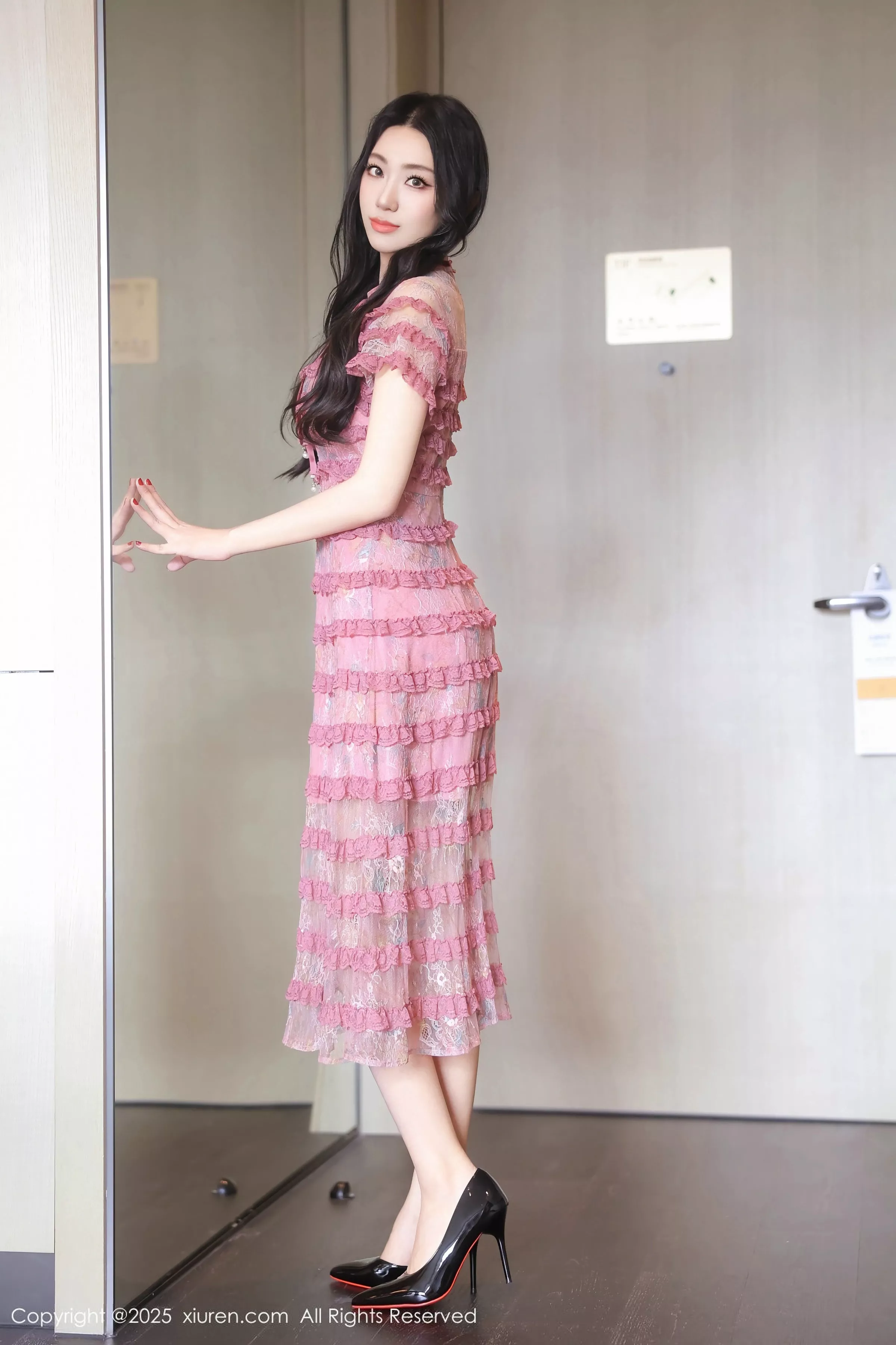 桑宁性感紫色连衣短裙露白色内衣配超薄黑丝秀美腿绝美写真77P 2