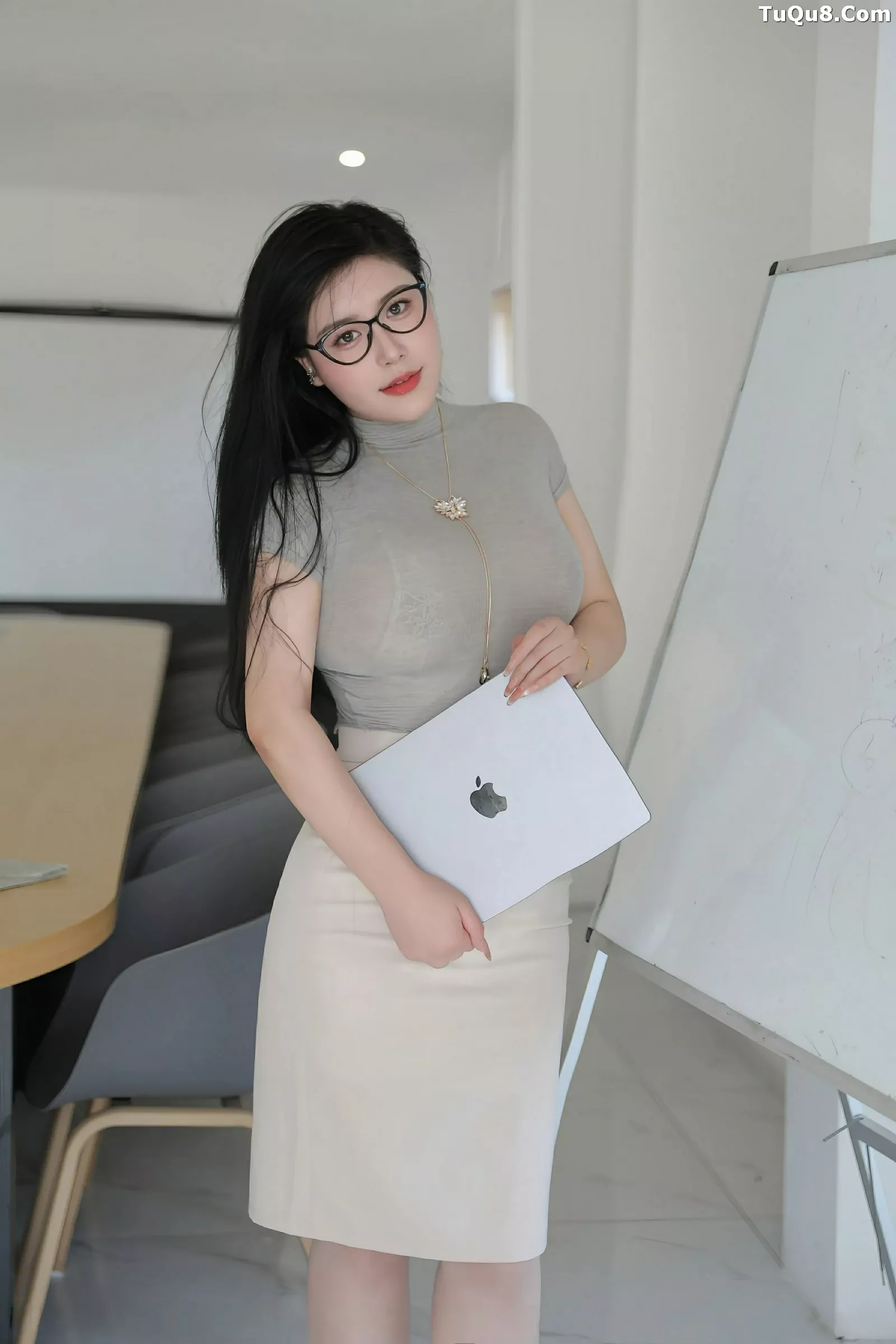 Wang Wanyou Queen Sexy Gray OL Outfit Photoshoot Featuring Slim Silk Stockings and Curvy Figure 80P