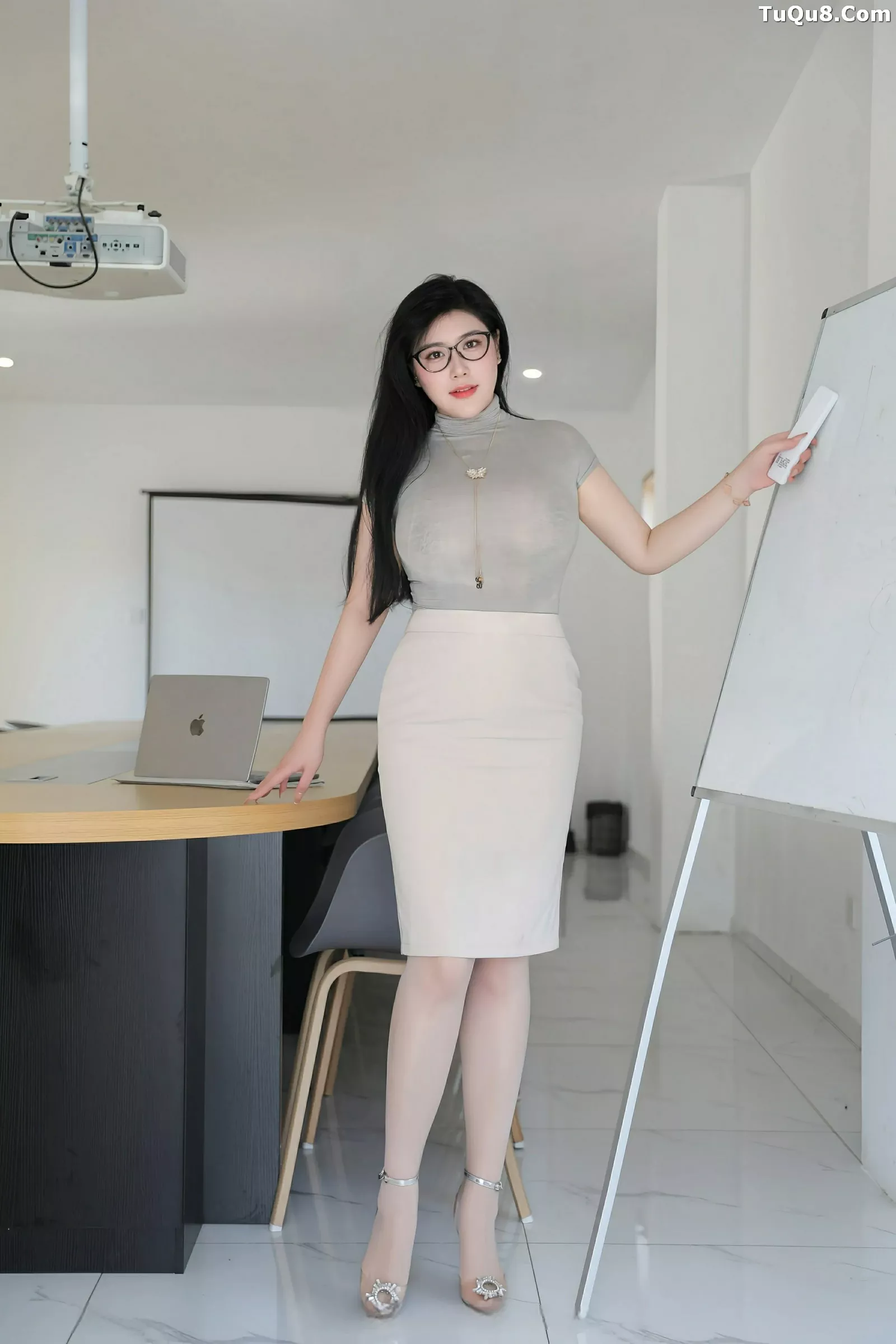 Wang Wanyou Queen sexy gray OL outfit with ultra-thin sheer stockings showing voluptuous figure exquisite photos 80P 2