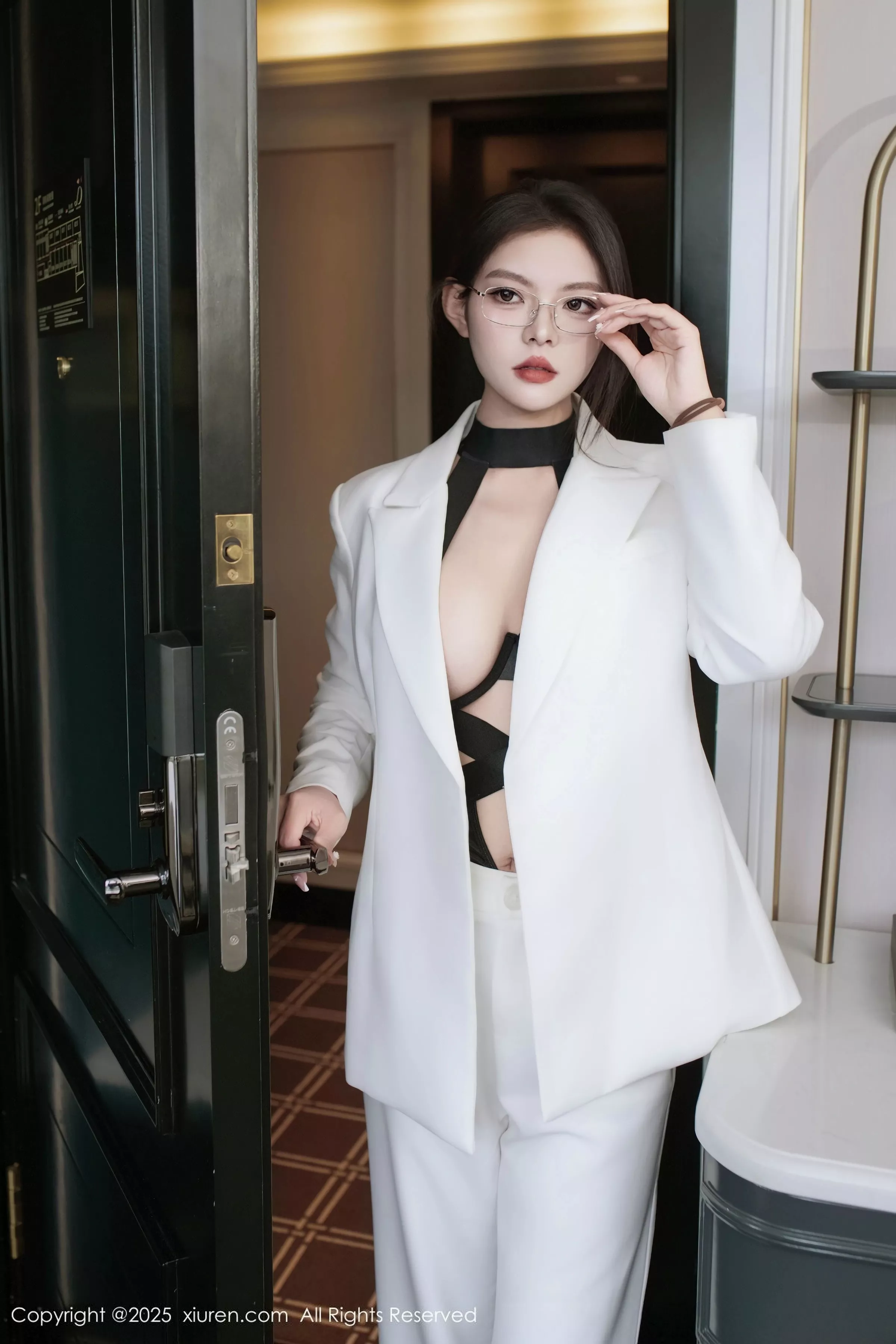 冬安白色西服露黑色情趣内衣配黑丝袜秀丰满身材绝美写真94P
