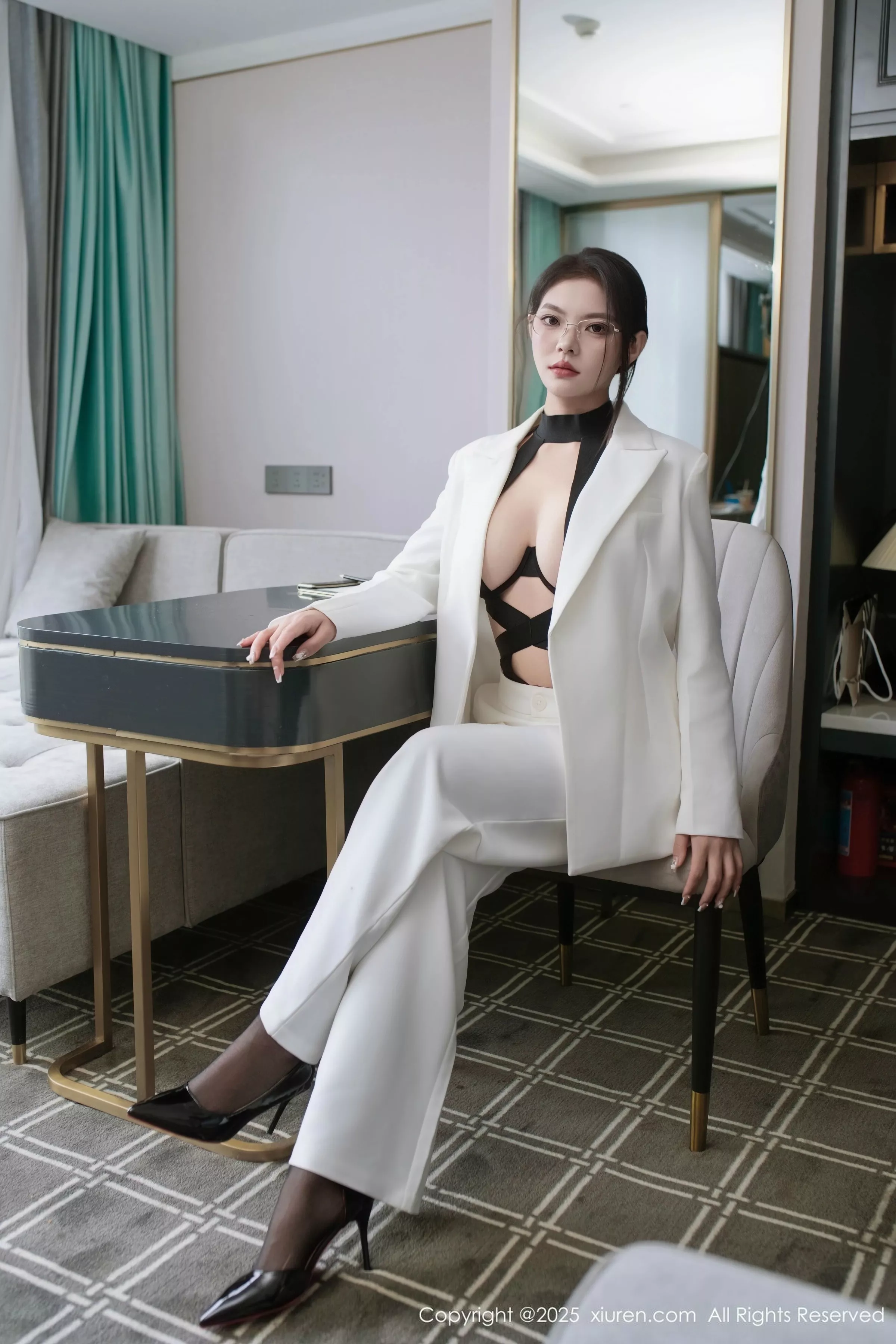 冬安白色西服露黑色情趣内衣配黑丝袜秀丰满身材绝美写真94P 4