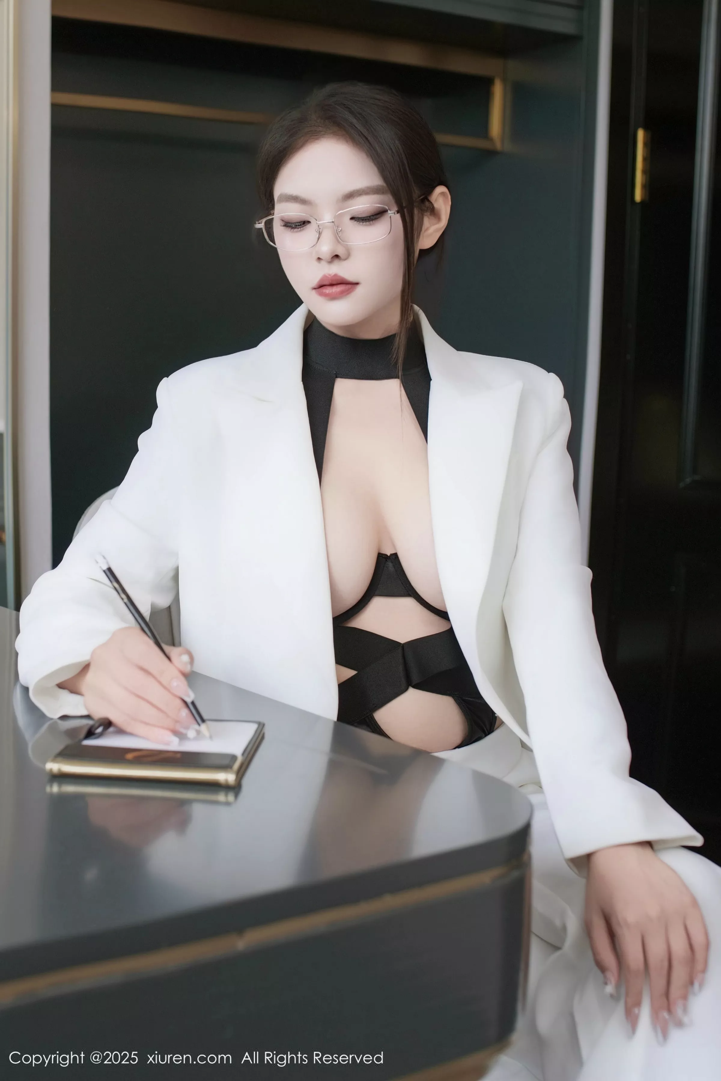 冬安白色西服露黑色情趣内衣配黑丝袜秀丰满身材绝美写真94P 5