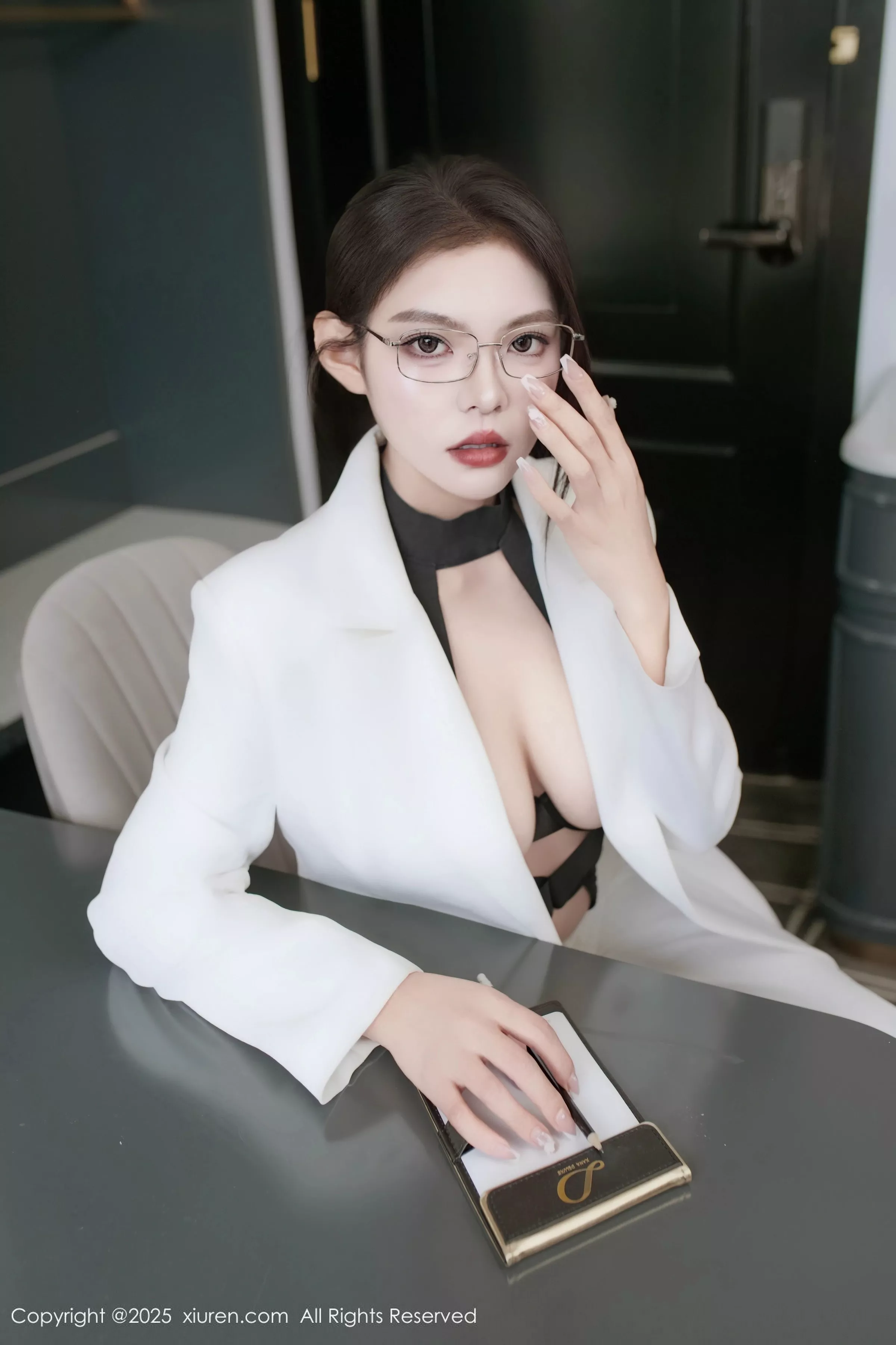 冬安白色西服露黑色情趣内衣配黑丝袜秀丰满身材绝美写真94P 6