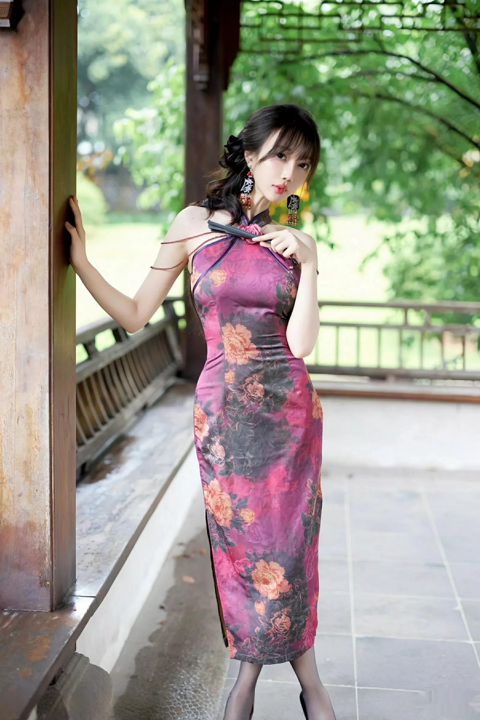 玥儿玥er性感紫色旗袍服饰配黑丝吊袜秀完美身材绝美写真60P 2