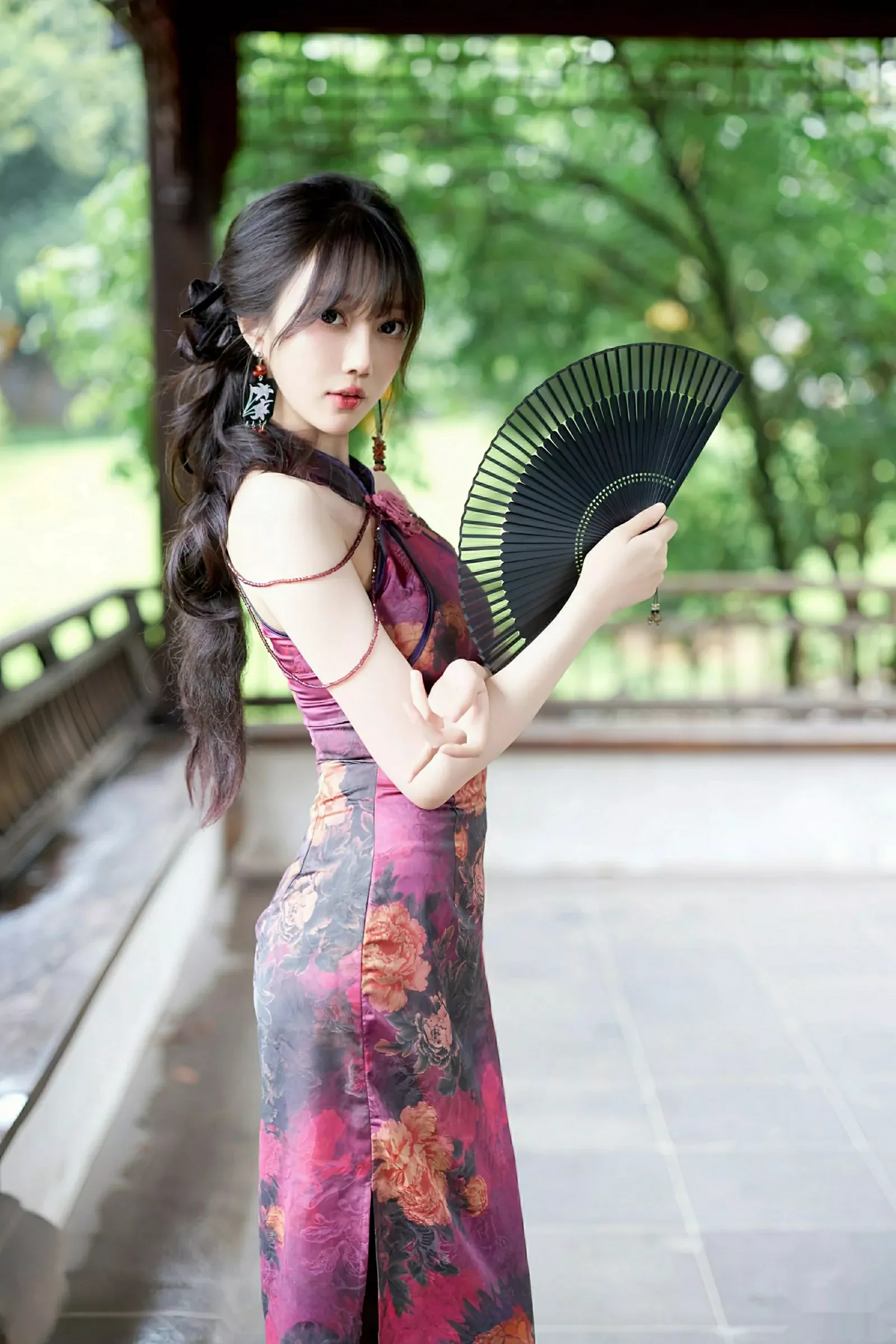玥儿玥er性感紫色旗袍服饰配黑丝吊袜秀完美身材绝美写真60P 3