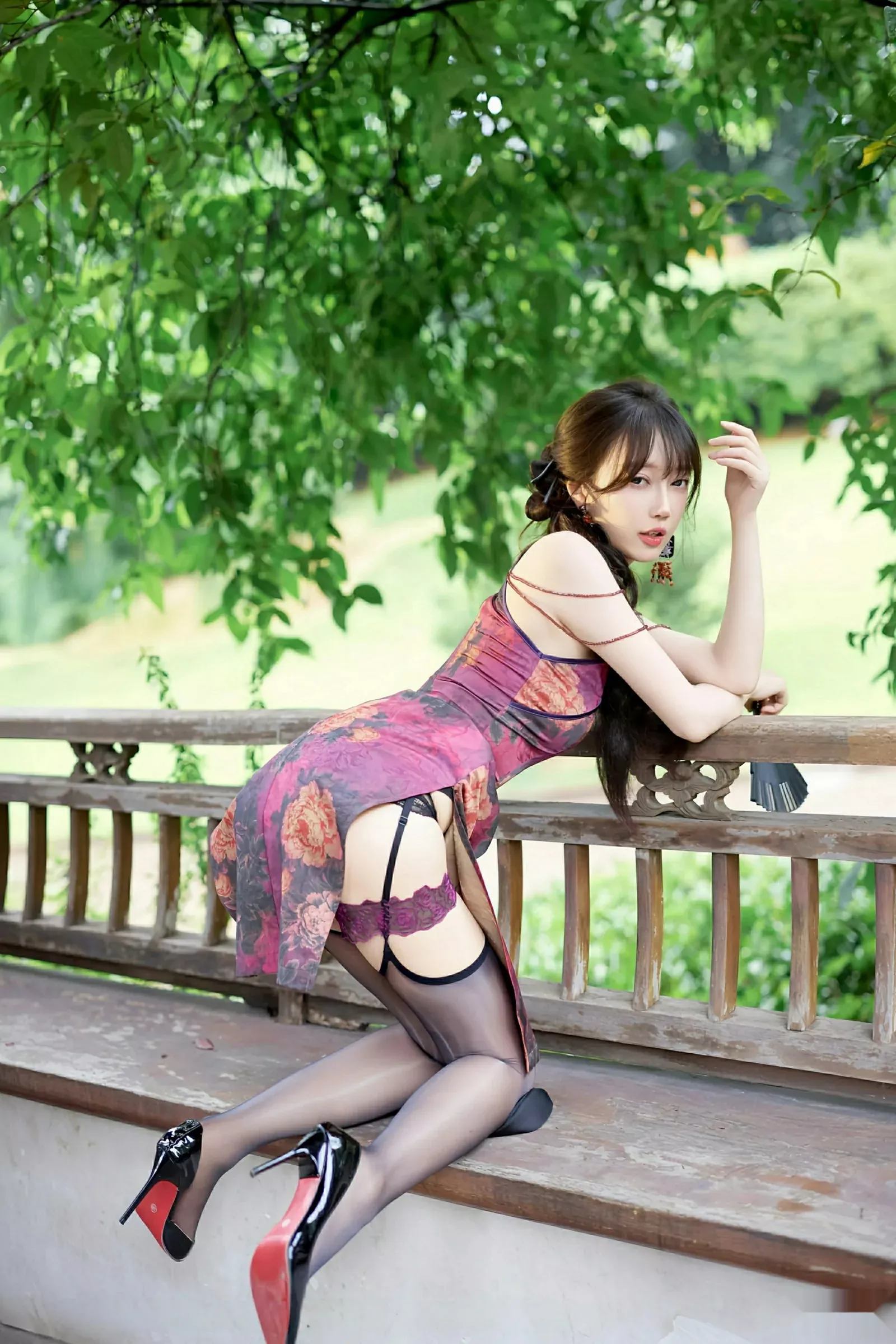 玥儿玥er性感紫色旗袍服饰配黑丝吊袜秀完美身材绝美写真60P 5