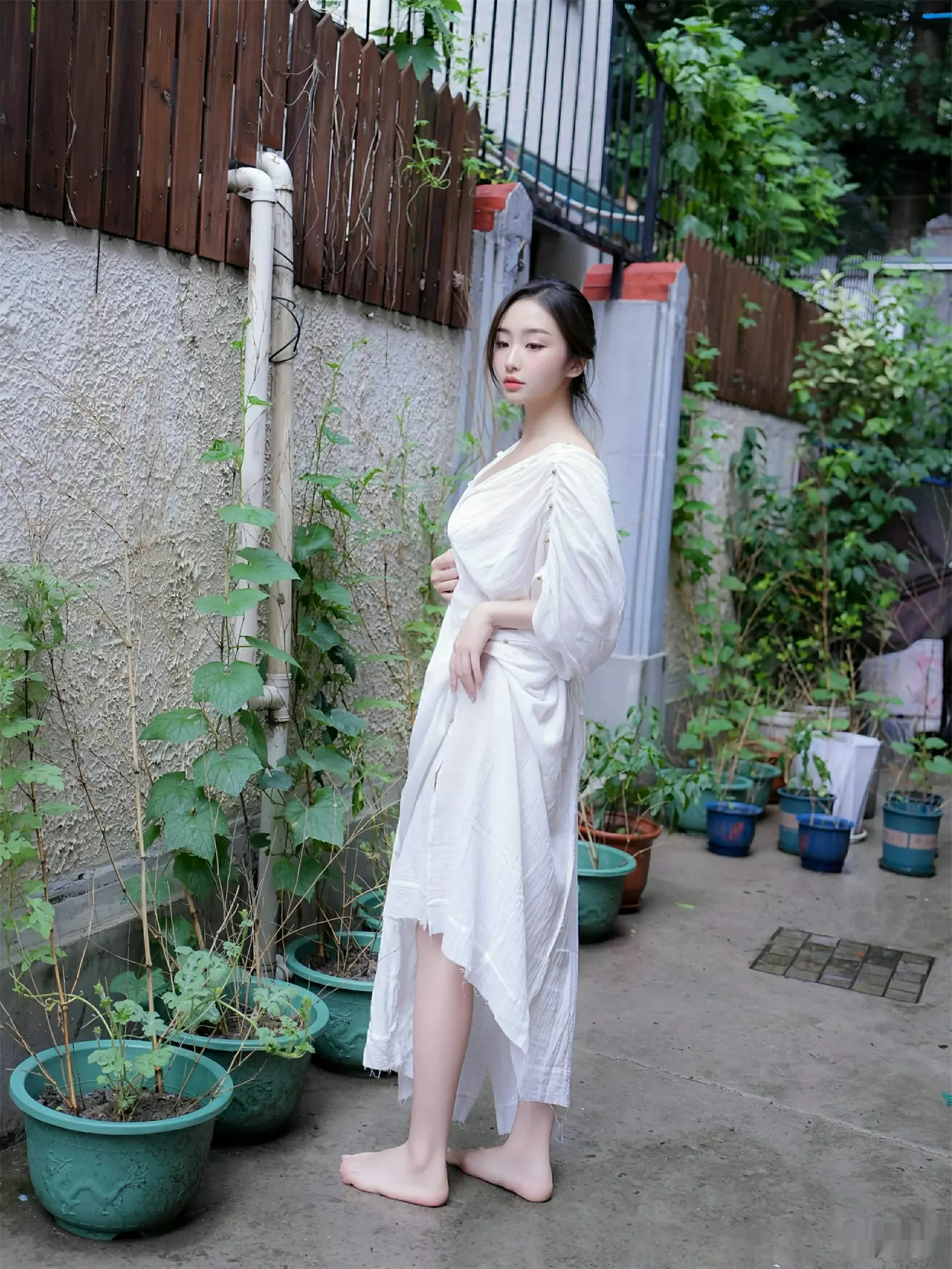 楠芝性感白色长袍半脱露白色丁字裤秀惹火身材撩人绝美写真77P 5