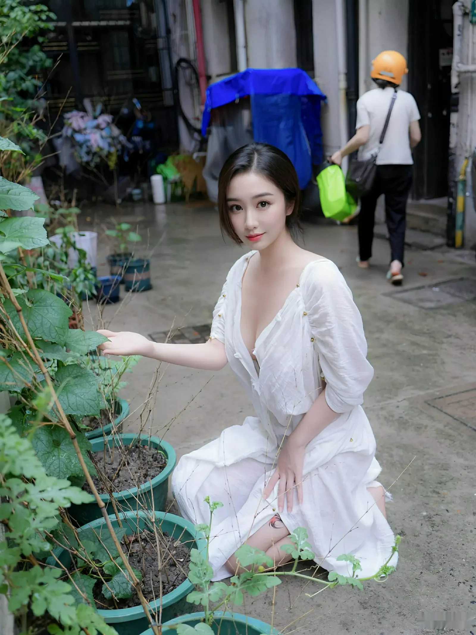 楠芝性感白色长袍半脱露白色丁字裤秀惹火身材撩人绝美写真77P 6