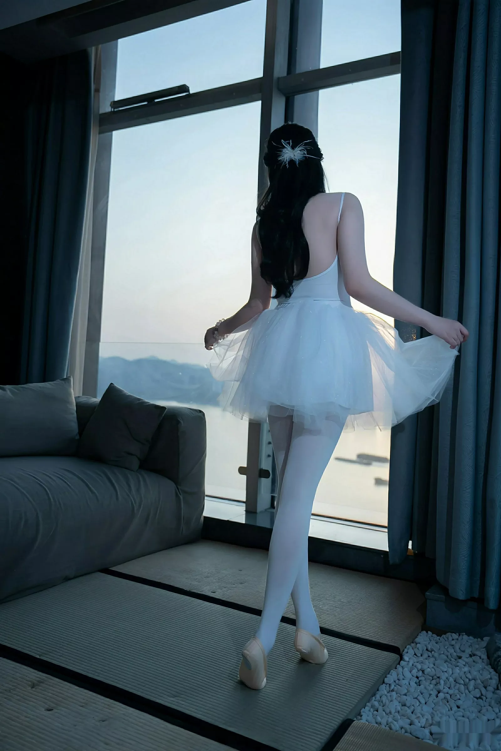 软情性感白色芭蕾短裙配白色丝袜秀曼妙身姿完美绝美写真78P 4