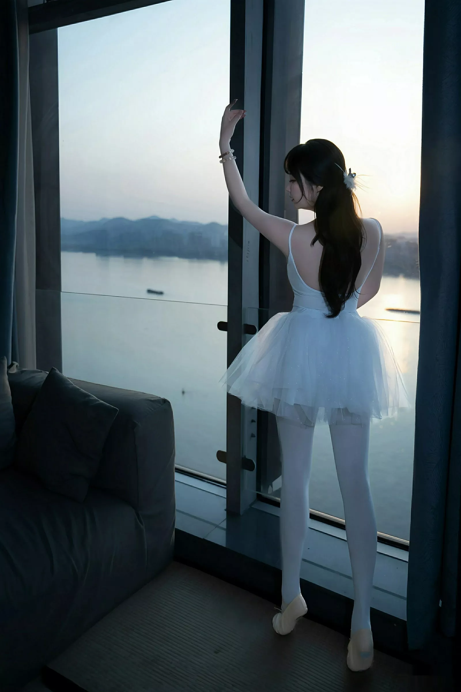 软情性感白色芭蕾短裙配白色丝袜秀曼妙身姿完美绝美写真78P 6