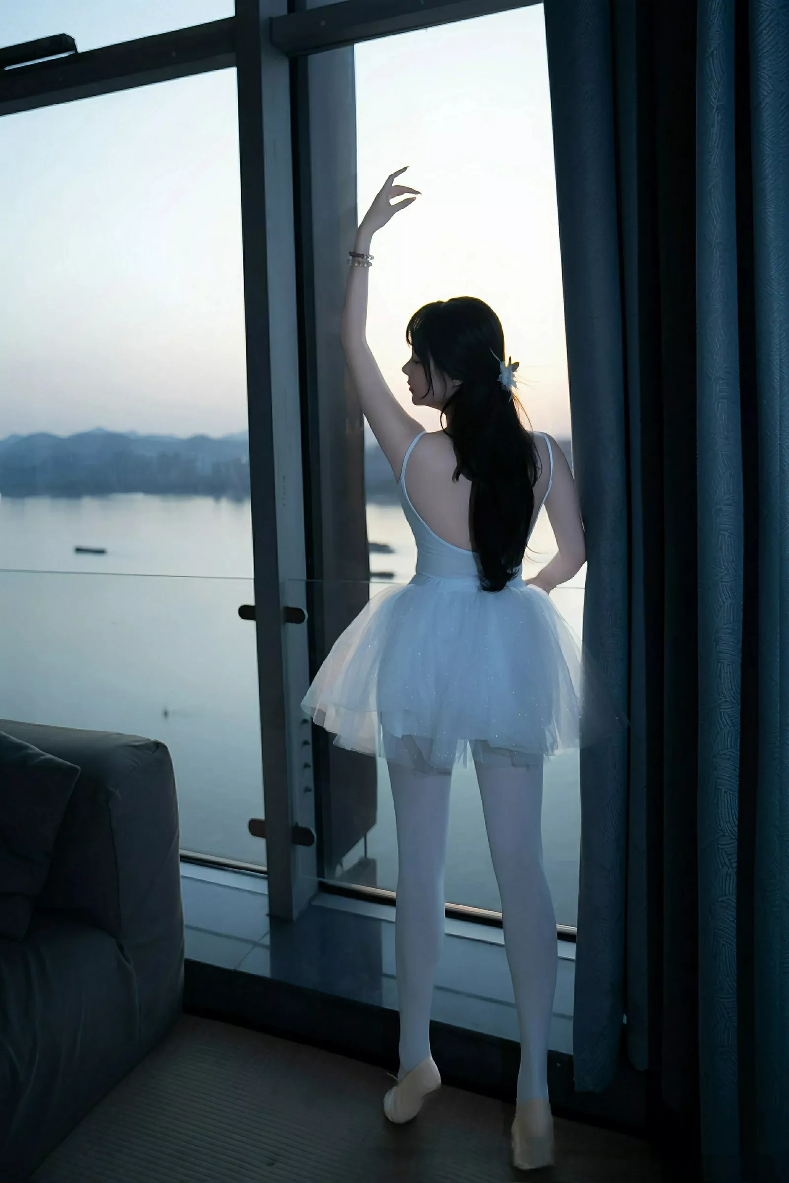 软情性感白色芭蕾短裙配白色丝袜秀曼妙身姿完美绝美写真78P 7
