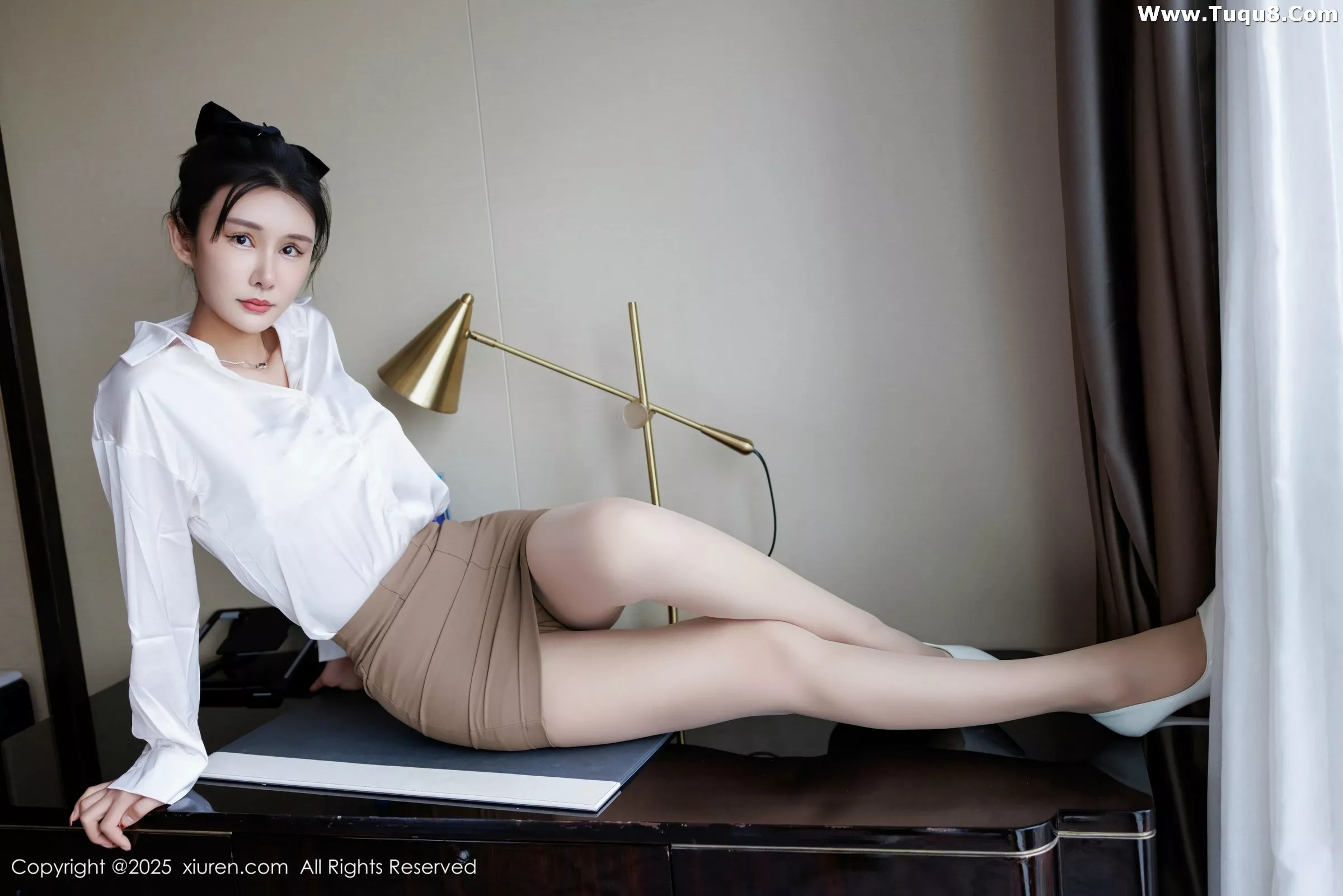 艺艺yiyi性感白色衬衫露白色内衣配超薄肉丝秀美腿绝美写真49P 5