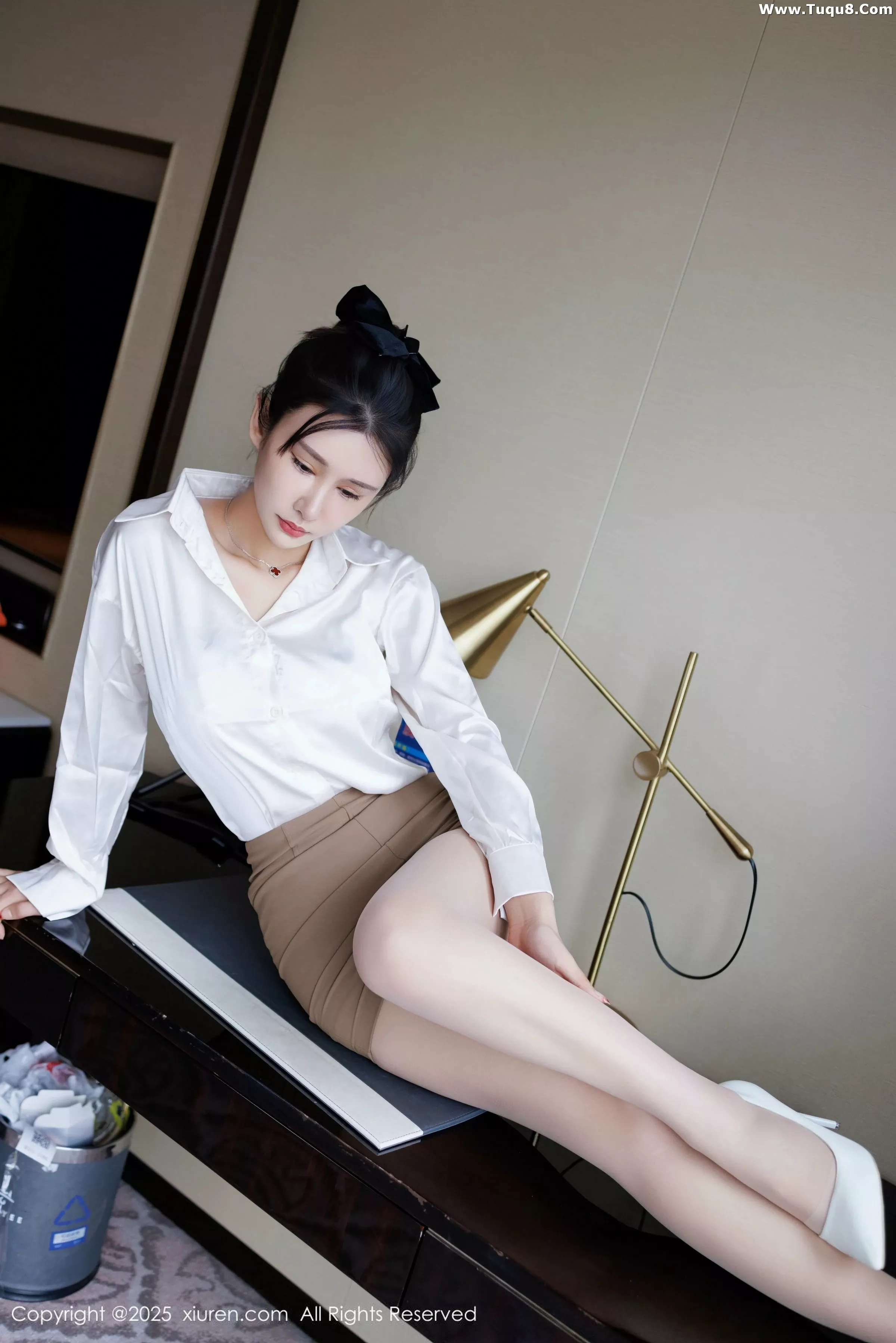 艺艺yiyi性感白色衬衫露白色内衣配超薄肉丝秀美腿绝美写真49P 7